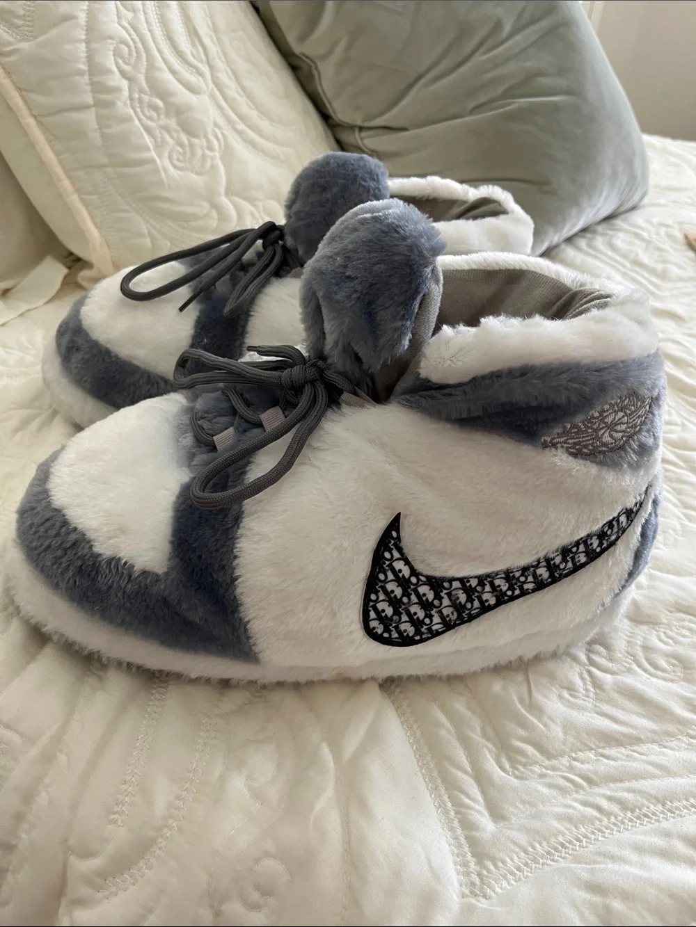 Nike air Jordan white and Gray Plush Boo Pom -Pom Slipper Shoes slipper Nike